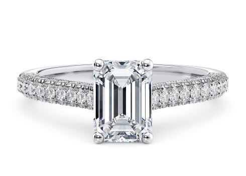Bloomsbury in Oro Bianco set with a Smeraldo cut diamante.