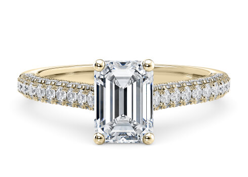 Bloomsbury in Oro Giallo set with a Smeraldo cut diamante.