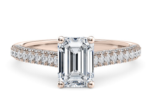 Bloomsbury in Oro Rosa set with a Smeraldo cut diamante.
