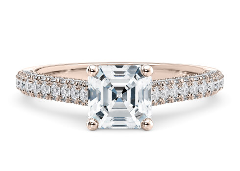 Bloomsbury in Rosaguld set with a Asscher cut diamant.