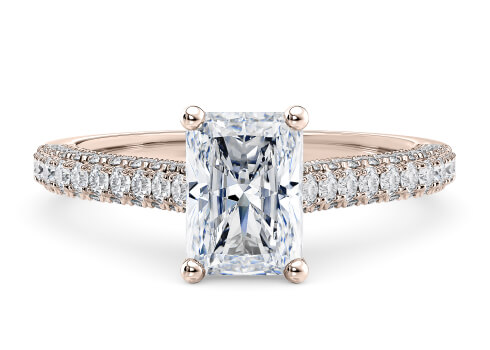 Bloomsbury in Oro Rosa set with a Radiante cut diamante.