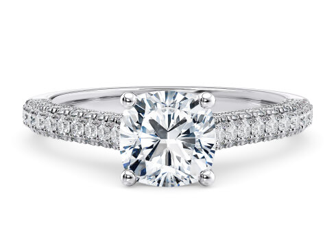 Bloomsbury in Weißgold set with a Kissen cut diamant.