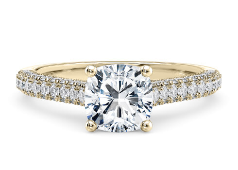 Bloomsbury in Geelgoud set with a Cushion cut diamant.