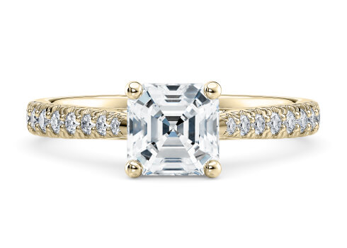 Kindrea in Oro Giallo set with a Asscher cut diamante.