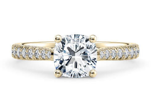 Kindrea in Gelbgold set with a Kissen cut diamant.