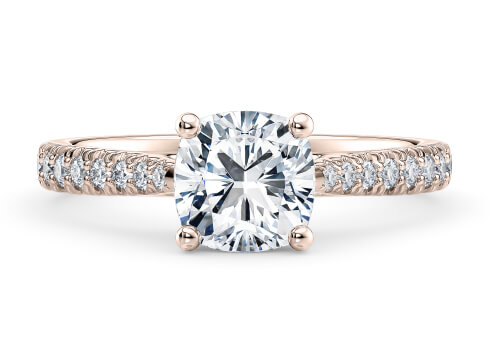 Kindrea in Oro Rosa set with a Cuscino cut diamante.