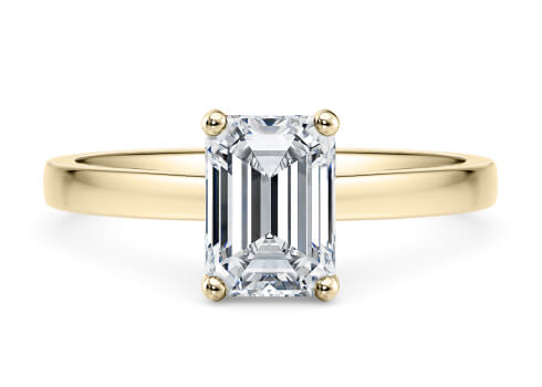 1477 Classic in Oro Amarillo set with a Esmeralda cut diamante.