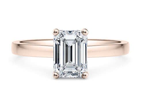 1477 Classic in Oro Rosa set with a Esmeralda cut diamante.