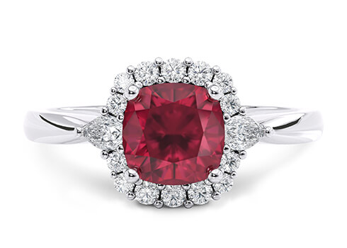 Hampstead in Aur alb set with a Pernă cut diamant.