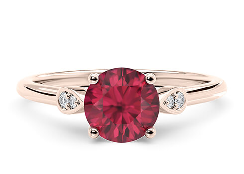 Primrose in Aur Roz set with a Rotund cut diamant.