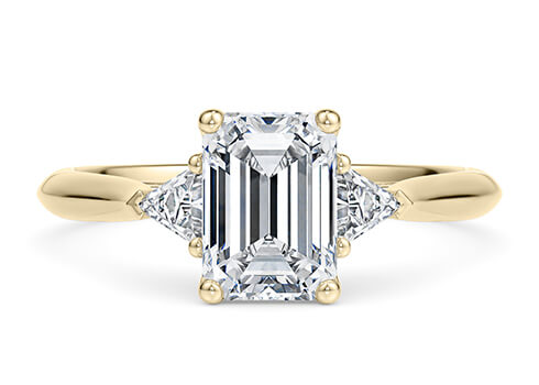 Paris in Oro Amarillo set with a Esmeralda cut diamante.