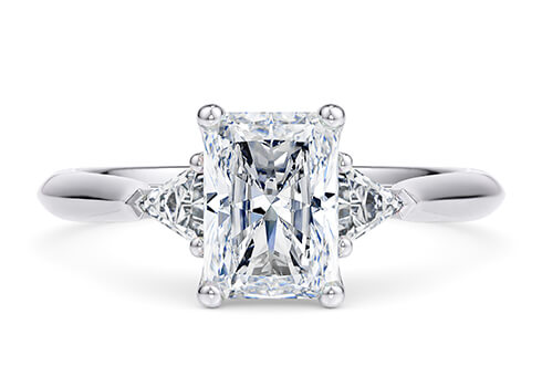 Paris in Witgoud set with a Radiant cut diamant.