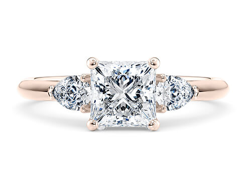 Florence in Or rose set with a Princesse cut diamant.