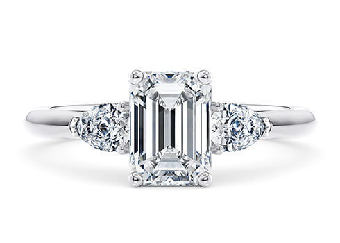 Florence in Oro Bianco set with a Smeraldo cut diamante.