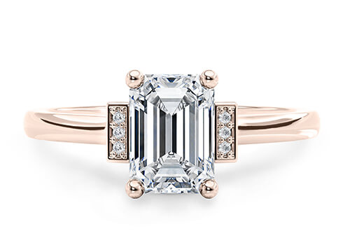 Beatrice in Oro Rosa set with a Smeraldo cut diamante.