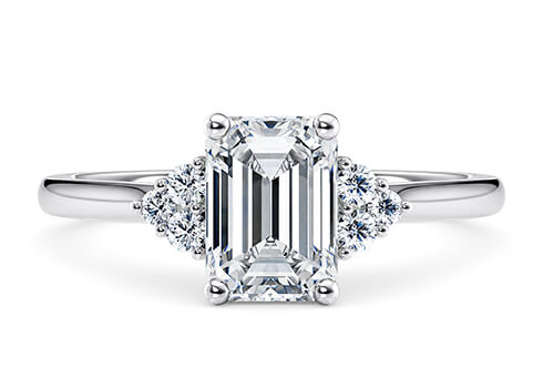 Rosa in Platin set with a Smaragd cut diamant.