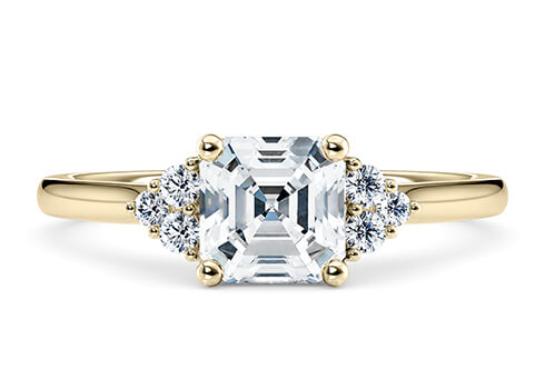 Rosa in Oro Giallo set with a Asscher cut diamante.