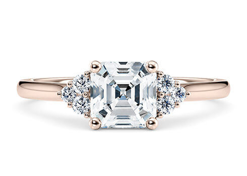 Rosa in Or rose set with a Asscher cut diamant.