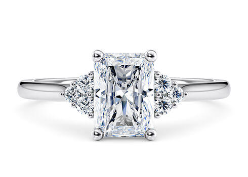 Rosa in Or blanc set with a Radiant cut diamant.