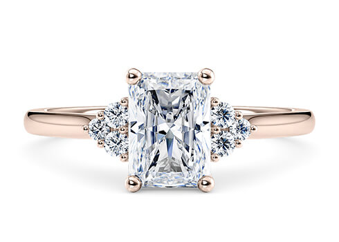 Rosa in Or rose set with a Radiant cut diamant.