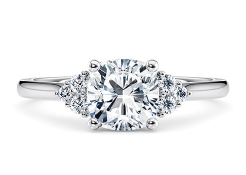 Rosa in Witgoud set with a Cushion cut diamant.