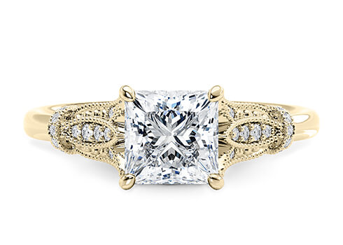 Jasmine in Aur galben (9k) set with a Prințesa cut diamant.