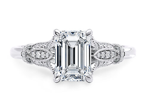 Jasmine in Platin set with a Smaragd cut diamant.