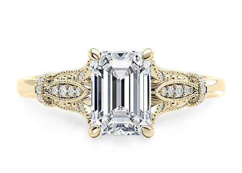 Jasmine in Žluté zlato (9k) set with a Emerald cut diamant.