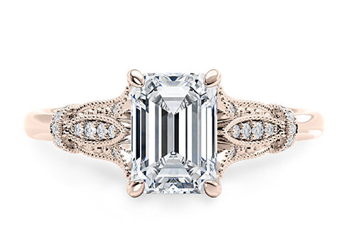 Jasmine in Oro Rosa set with a Smeraldo cut diamante.