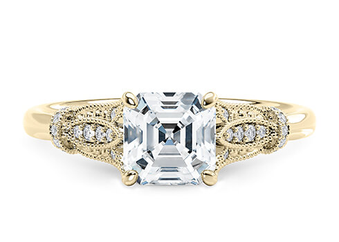 Jasmine in Oro Giallo set with a Asscher cut diamante.