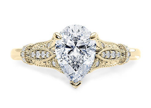 Jasmine in Žluté zlato (9k) set with a Hruška cut diamant.