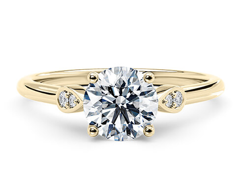 Primrose Engagement Ring in Gult gull (9k) set with a Rund cut diamant.