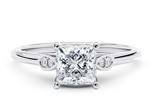 Primrose in Platin set with a Prinzess cut diamant.