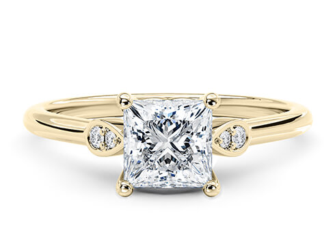 Primrose in Or jaune set with a Princesse cut diamant.