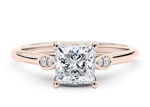 Primrose Engagement Ring in Roséguld set with a Princess cut diamant.