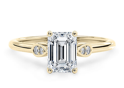 Primrose Engagement Ring in Žluté zlato (9k) set with a Emerald cut diamant.