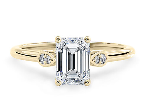 Primrose in Gelbgold set with a Smaragd cut diamanten.
