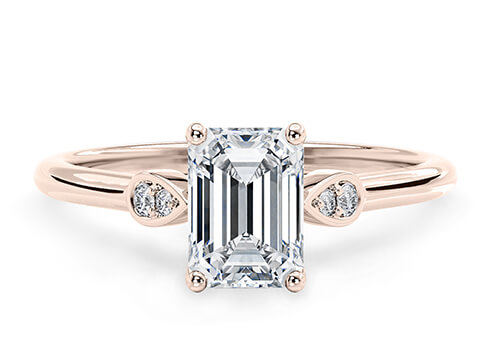 Primrose in Oro Rosa set with a Smeraldo cut diamante.