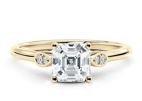 Primrose in Oro Giallo set with a Asscher cut diamante.