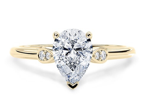 Primrose in Oro Amarillo set with a Pera cut diamante.
