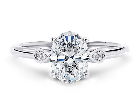 Primrose in Platinum set with a Ovaal cut diamant.