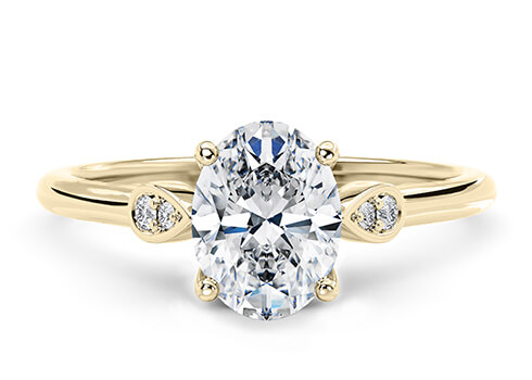 Primrose in Oro Giallo set with a Ovale cut diamante.