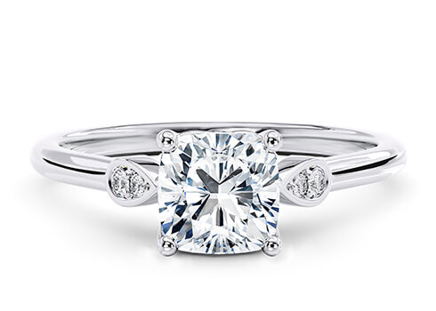 Primrose in Weißgold set with a Kissen cut diamant.