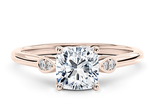 Primrose Engagement Ring in Oro Rosa set with a Cojín cut diamante.