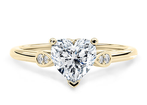 Primrose in Oro Giallo set with a Cuore cut diamante.