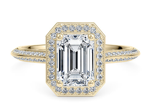 Olympia in Oro Giallo set with a Smeraldo cut diamante.