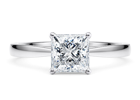 Delicacy in Platin set with a Prinzess cut diamant.