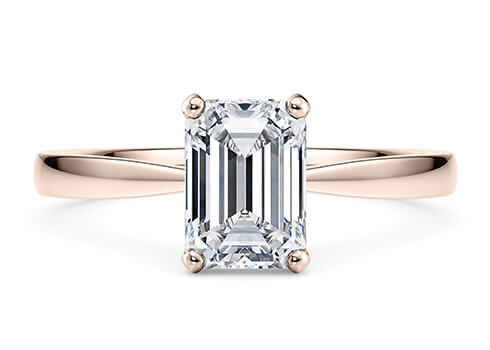 Delicacy in Roséguld set with a Smaragd cut diamant.