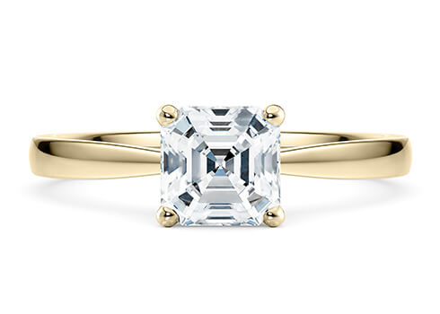 Delicacy in Or jaune set with a Asscher cut diamant.