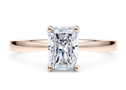 Delicacy in Rosaguld set with a Radiant cut diamant.